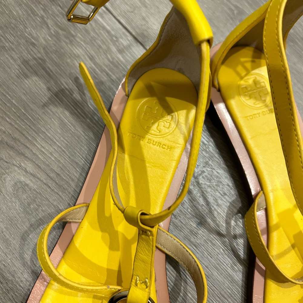 ⬇️SALE‼️ TORY BURCH • Yellow New Toggle Leather Flat Sandals • size 7 - Picture 7 of 10